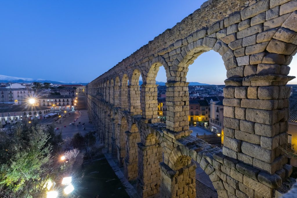 El rol esencial de los guías turísticos en la promoción de la cultura y la historia de León.