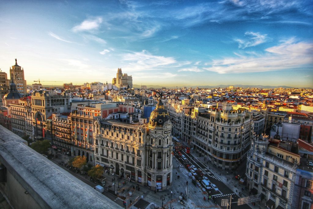 España registra un número récord de visitantes en verano en medio de protestas contra el turismo masivo