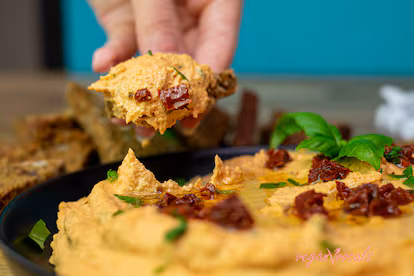 Hummus de tomate seco con pistachos