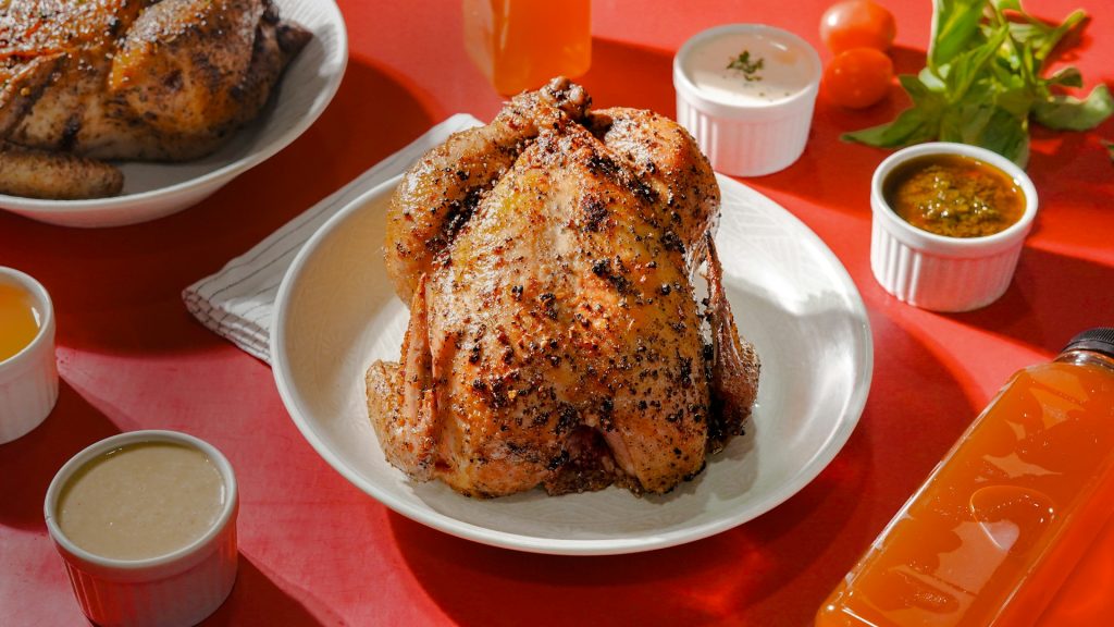 Dos visiones culinarias del pollo: de la suavidad de la nata a la técnica del crujiente perfecto