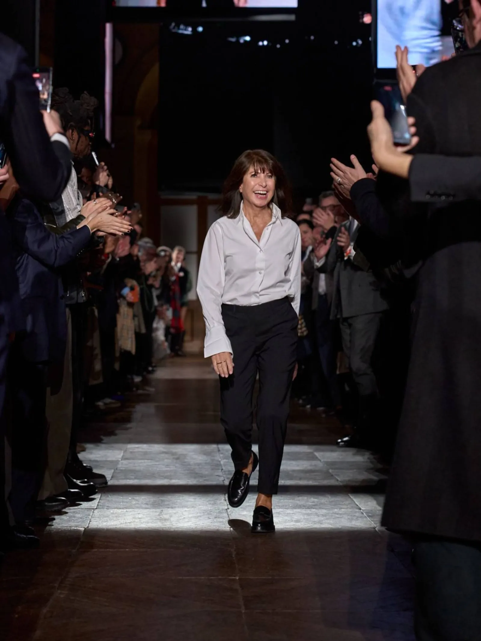 Veronique Nichanian caminando en la pasarela de colección para hombre otoño-invierno 2026-2027 de Hermès