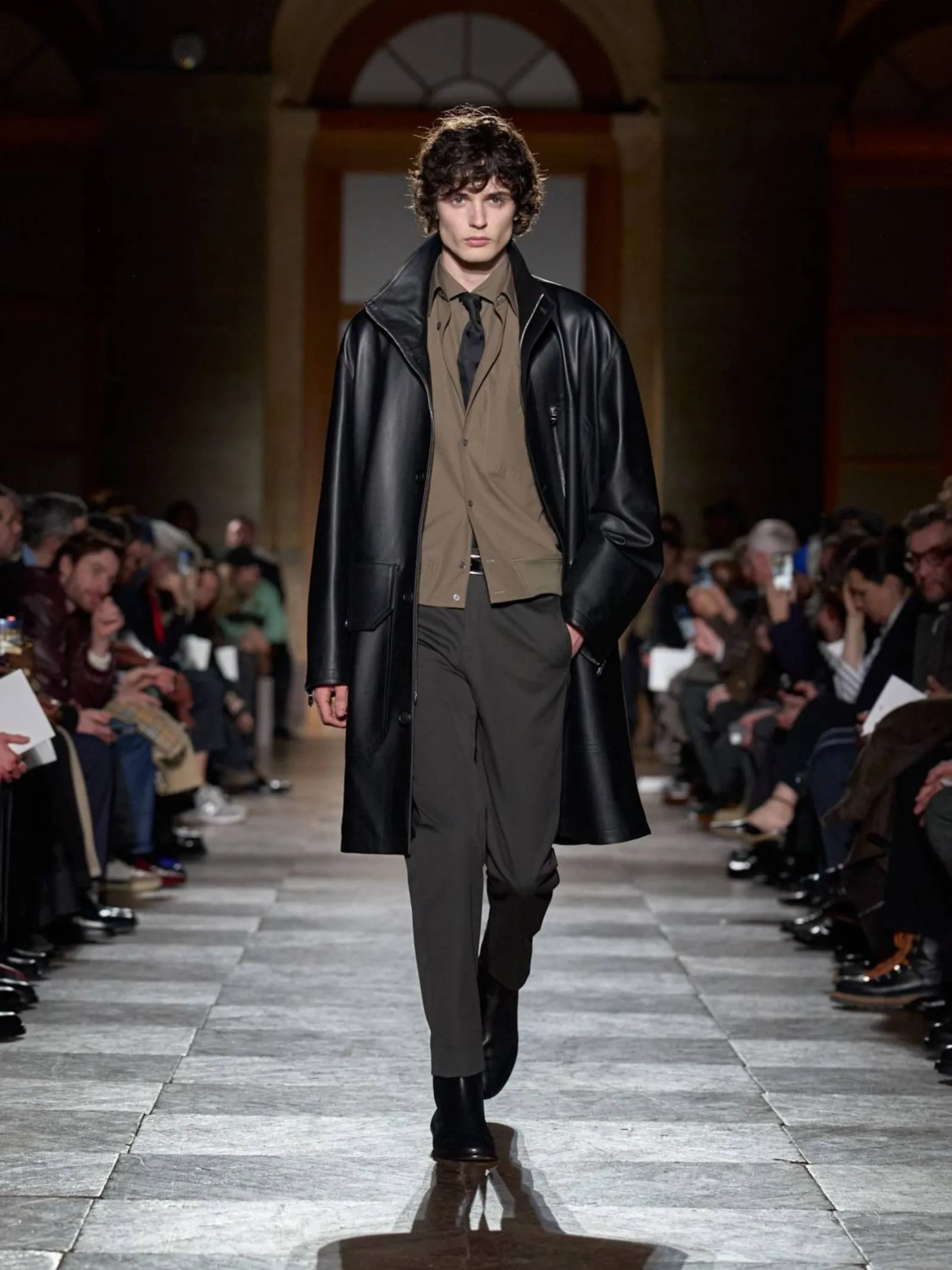 Modelo en desfile de colección para hombre otoño-invierno 2026-2027 de Hermès